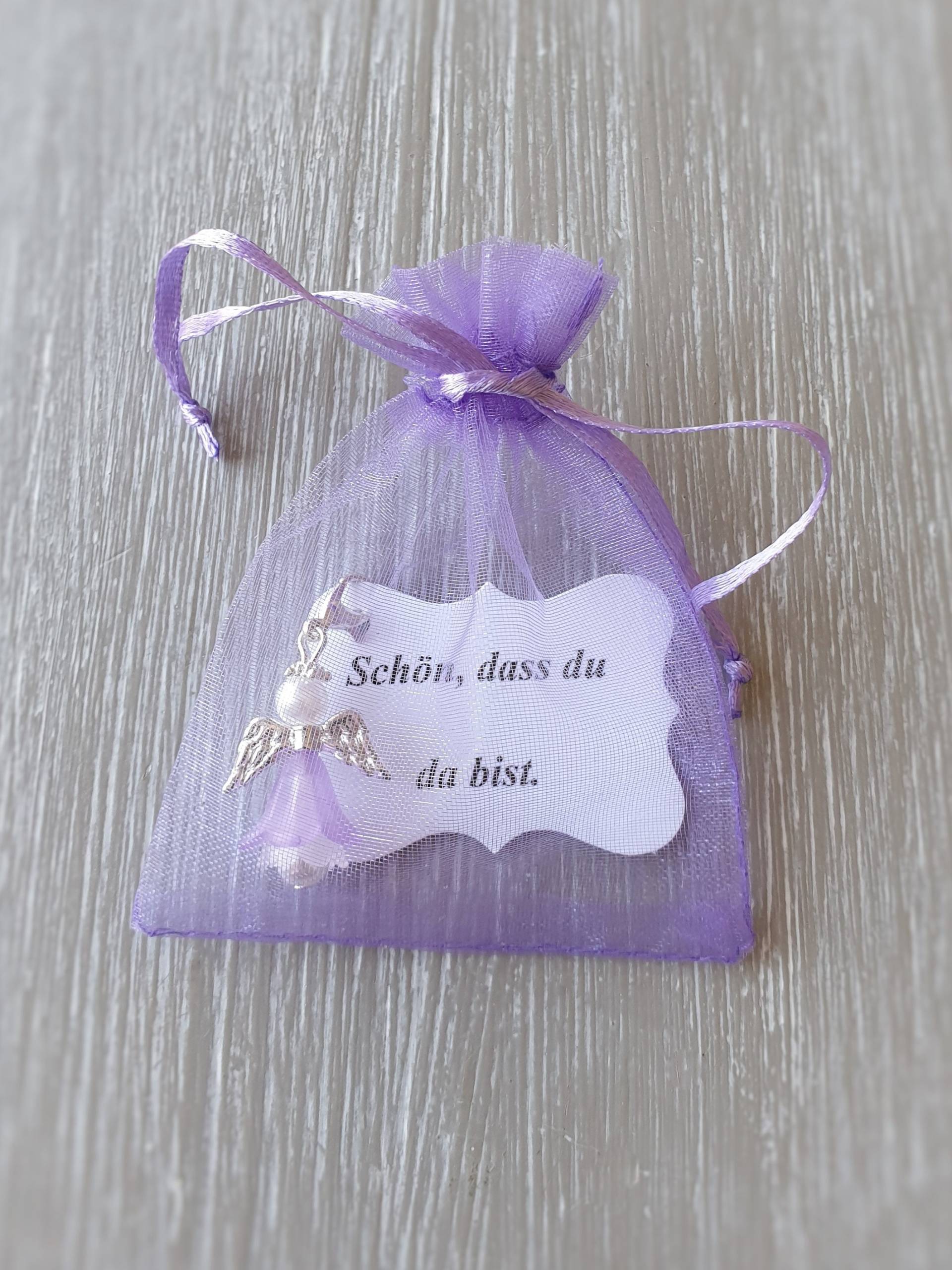 10x Schutzengel Anhänger Engel Mit Netztütchen Taufe Kommunion Hochzeit Glückbringer Gastgeschenk Vermerk Personalisierbar Lila von LaDuchesseAgate