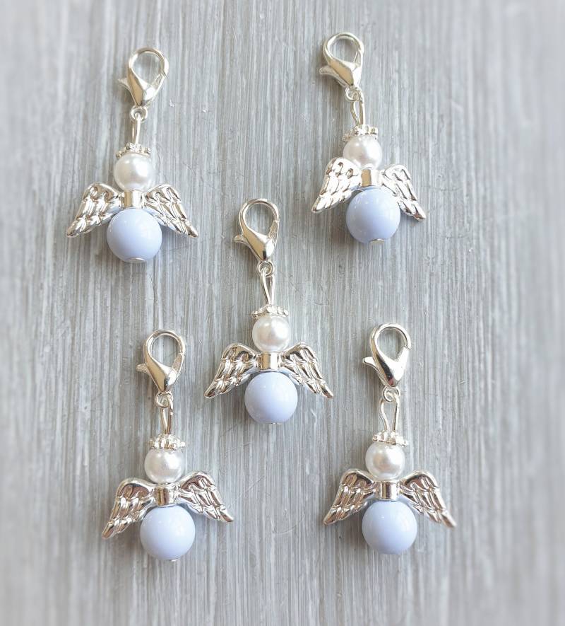 20 Schutzengel Anhänger Engel Engelchen Taufe Kommunion Hochzeit Firmung Geburt Glückbringer Charm Versilbert Gastgeschenk Hellblau Spc B von LaDuchesseAgate