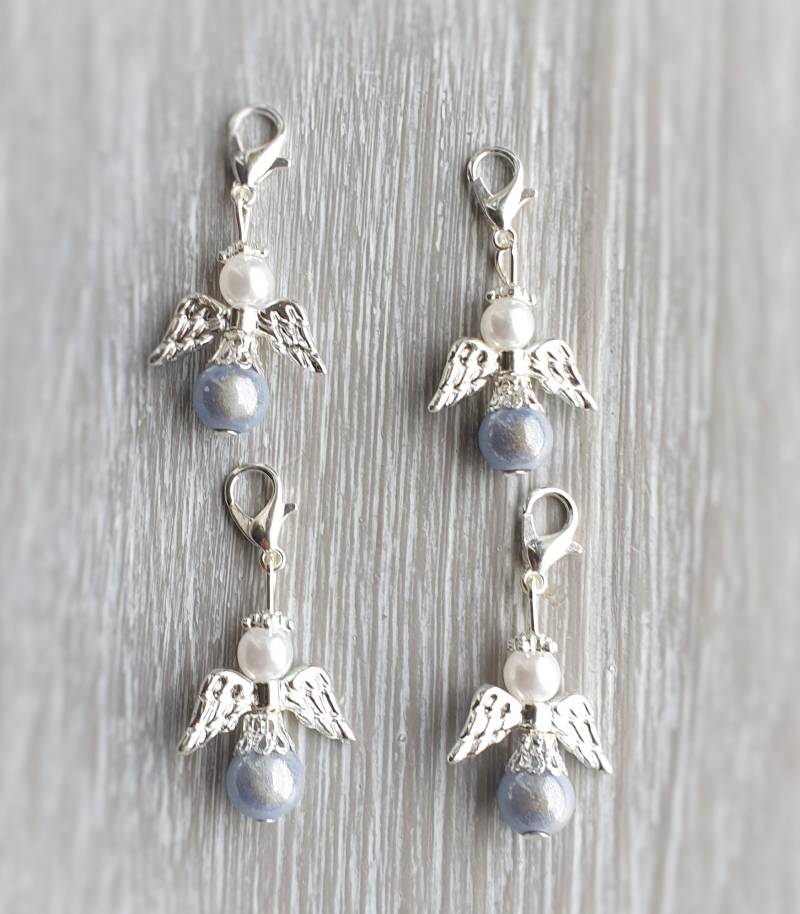 20 Schutzengel Anhänger Engel Engelchen Taufe Kommunion Hochzeit Glückbringer Charm Firmung Gastgeschenk Perlen Miracle Beads Hellblau/Grau von LaDuchesseAgate