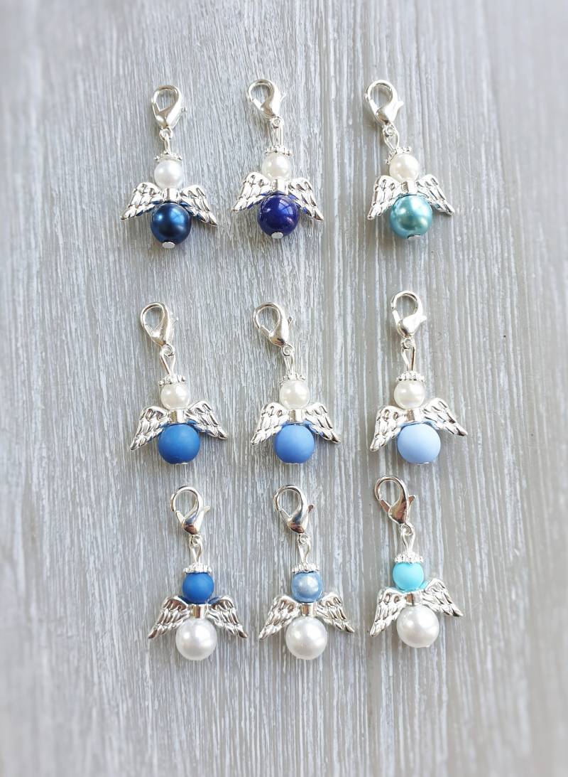 20 Schutzengel Anhänger Engel Taufe Kommunion Hochzeit Glückbringer Charm Flügel Firmung Engelchen Geburt Gastgeschenk 9 Farben Perlen Blau von LaDuchesseAgate