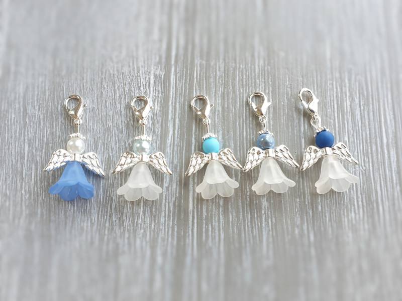 20 Schutzengel Anhänger Engel Taufe Kommunion Hochzeit Glückbringer Charm Versilbert Gastgeschenk 5 Farben Perlen Blau Mehrfarbig von LaDuchesseAgate