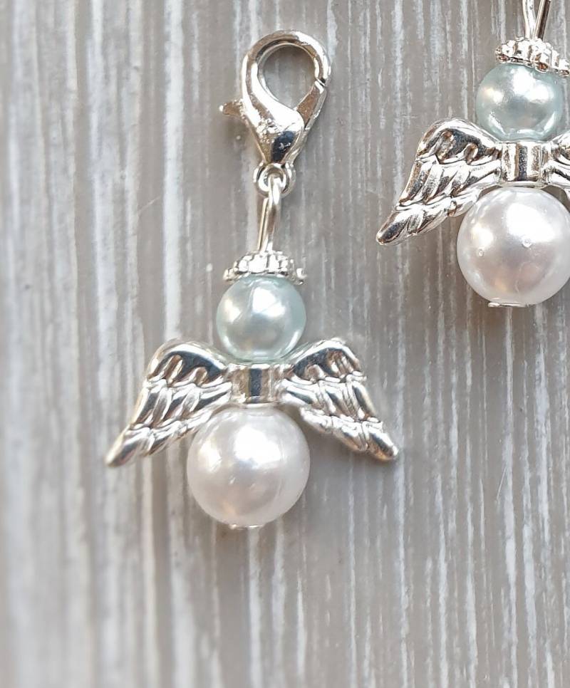 20 Schutzengel Anhänger Engel Taufe Kommunion Hochzeit Glückbringer Charm Versilbert Perlmutt Gastgeschenk Perlen Hellblau 20 Schutzengel Anhänger Engel Taufe Kommunion Hochzeit Glückbringer Charm Versilbert Perlmutt Gastgeschenk Perlen Hellblau von LaDuchesseAgate