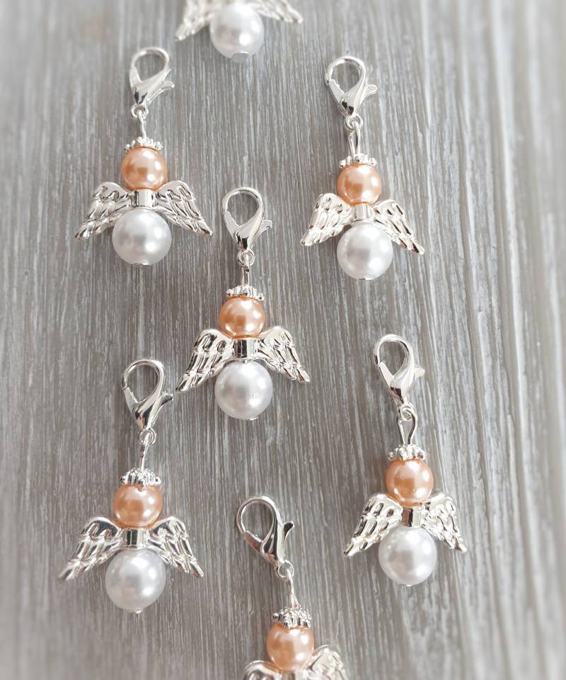 20 Schutzengel Anhänger Engel Taufe Kommunion Hochzeit Glückbringer Charm Versilbert Perlmutt Gastgeschenk Perlen Peach von LaDuchesseAgate