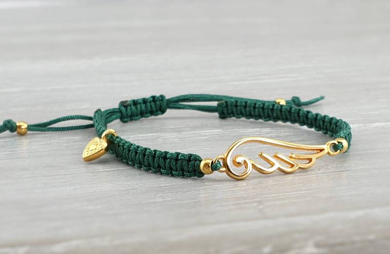 Armband Flügel Boho Herz Macramé Glückbringer Freudin Flechtarmband Makramee Grün Goldfarben Engel von LaDuchesseAgate
