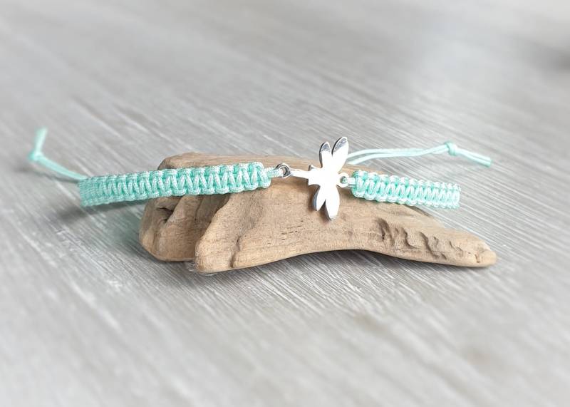 Handgemachtes Makramee Armband Libelle. Grosse Farbauswahl. Anhänger Geschenk Für Frau Glückbringer Gastgeschenk Bracelet von LaDuchesseAgate