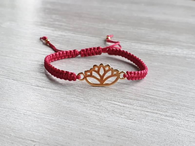 Makramee Lotusblume Armband Glückbringer Flechtarmband Freundschaftsarmband Makrameearmband Freundin Bandfarbe Nach Wahl Bracelet Yoga von LaDuchesseAgate