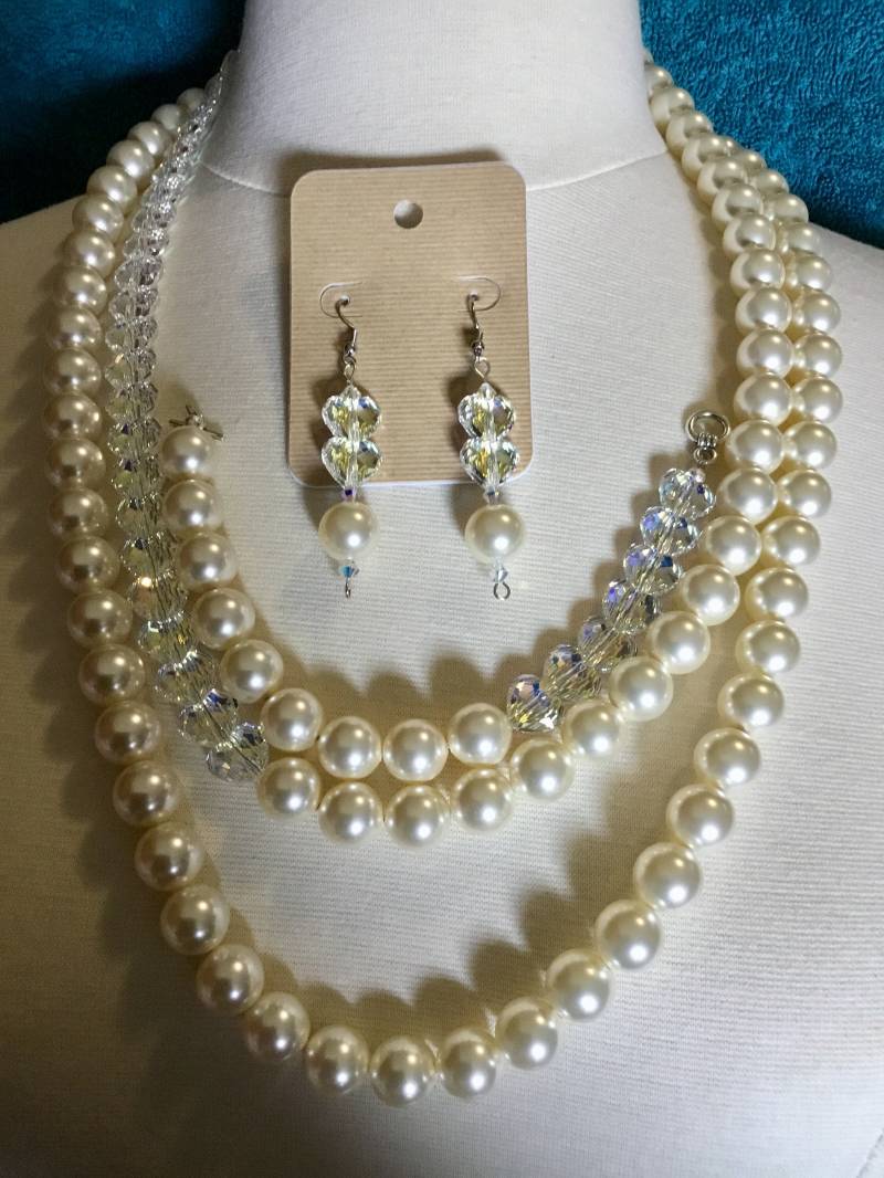 La'faye Regal Designs By Dana, Creme 2 Strang Perlen & Kristallherzen Halskette, Armband Und Ohrringe Set La'faye Regal Designs By Dana, Creme 2 Strang Perlen & Kristallherzen Halskette, Armband Und Ohrringe Set von LaFayeRegalDesigns