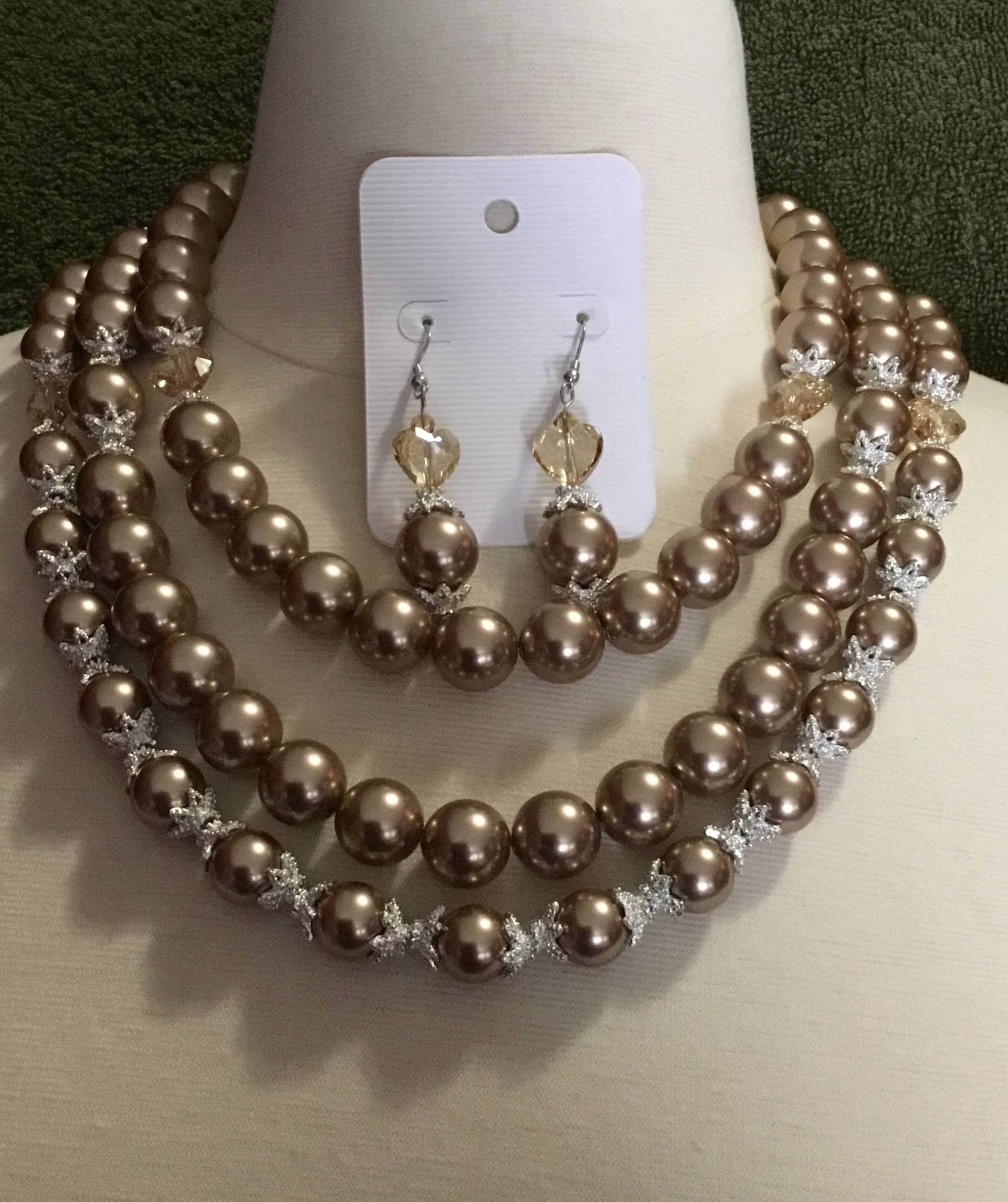 La'faye Regal Designs Von Dana, Bronze Perle 3 Strang Halskette, Armbänder Und Ohrringe La'faye Regal Designs Von Dana, Bronze Perle 3 Strang Halskette, Armbänder Und Ohrringe von LaFayeRegalDesigns
