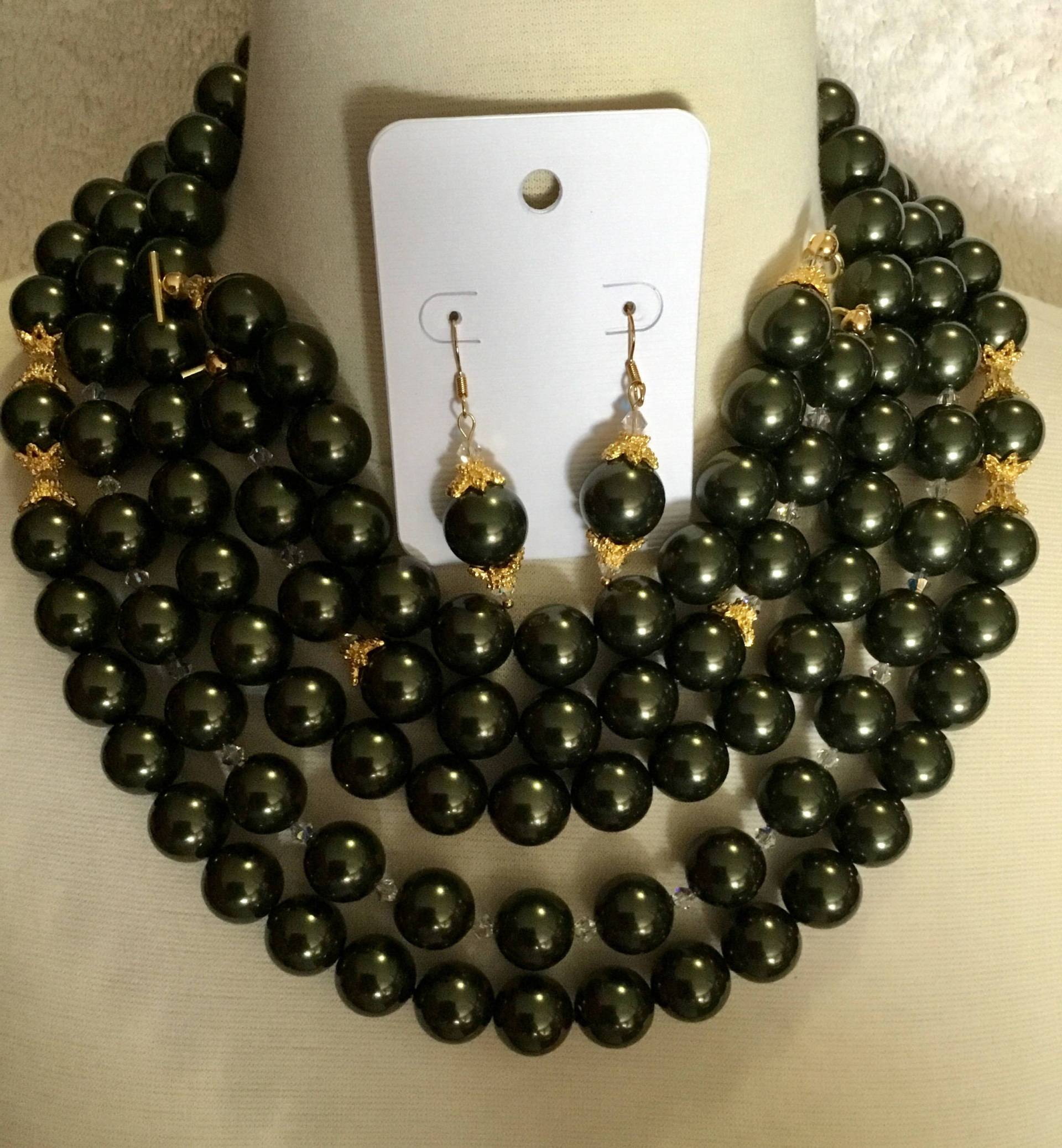 La'faye Regal Designs Von Dana, Dunkelgrün 3 Strang Halskette, 2 Armbänder Und Ohrringe Set La'faye Regal Designs Von Dana, Dunkelgrün 3 Strang Halskette, 2 Armbänder Und Ohrringe Set von LaFayeRegalDesigns