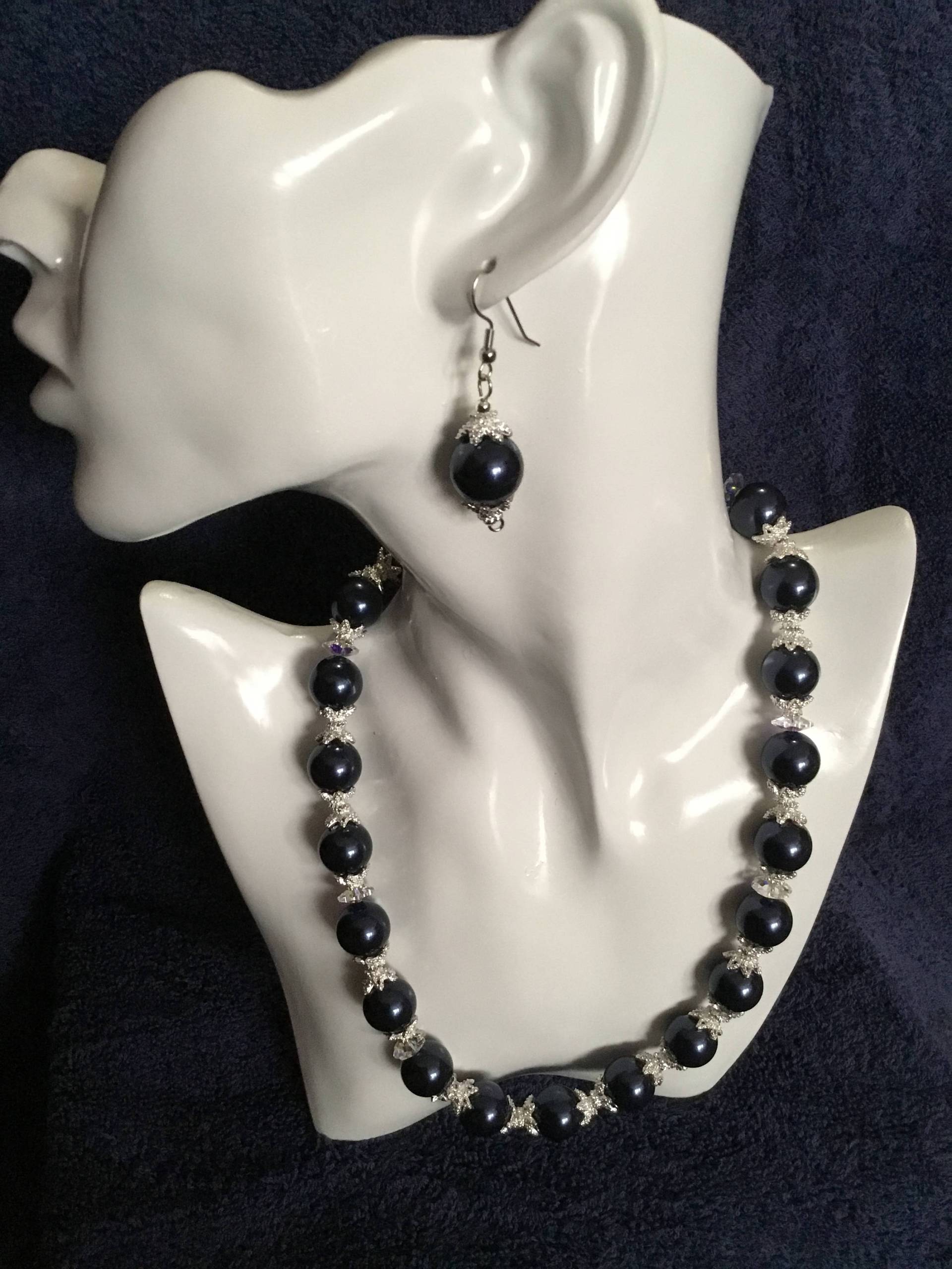 La'faye Regal Designs Von Dana, Nachtblaue Halskette, 2 Armbänder Und Ohrringe Set La'faye Regal Designs Von Dana, Nachtblaue Halskette, 2 Armbänder Und Ohrringe Set von LaFayeRegalDesigns