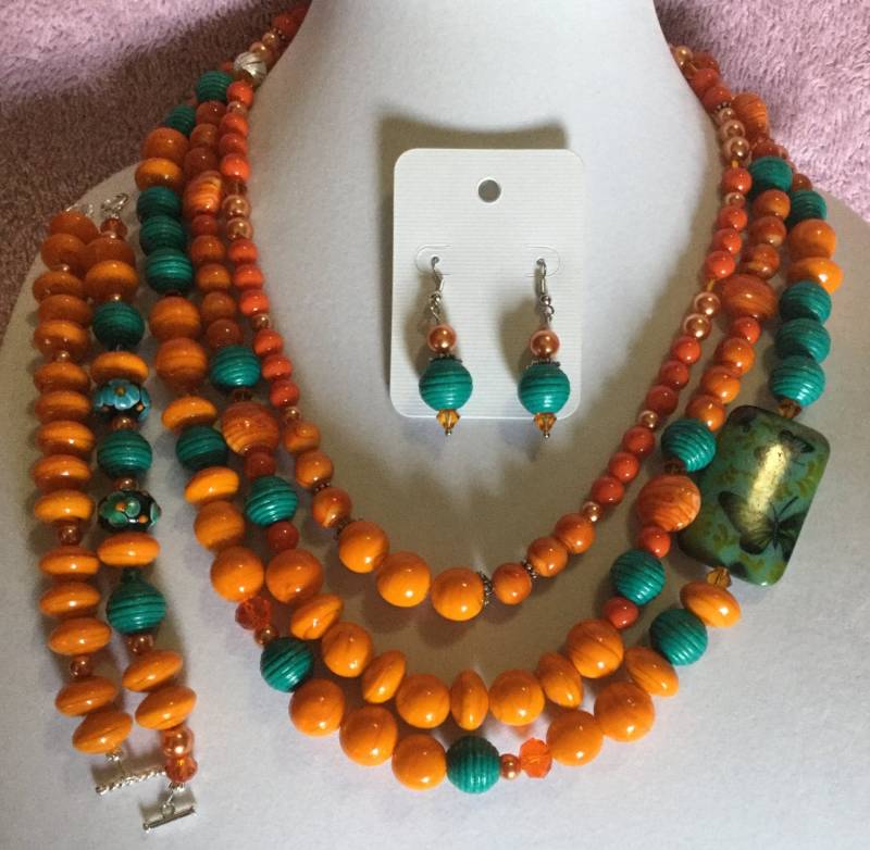 La'faye Regal Designs Von Dana Sizzling Summer Collection Orange & Butterfly 3 String Halskette, 2 Armbänder Und Ohrringe Set La'faye Regal Designs Von Dana Sizzling Summer Collection Orange & Butterfly 3 String Halskette, 2 Armbänder Und Ohrringe Set von LaFayeRegalDesigns