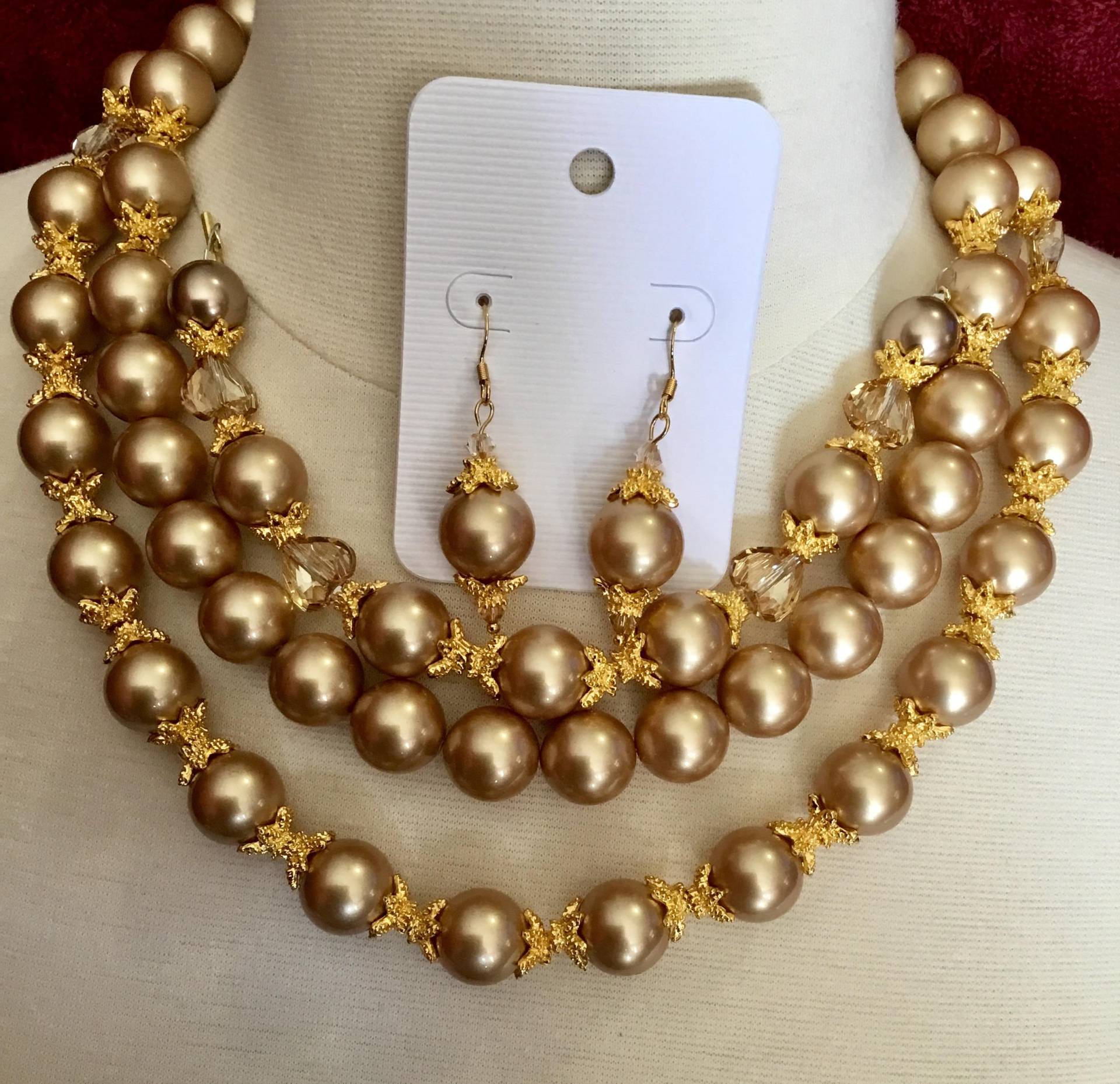 La'faye Regal Designs Von Dana Vantage Gold 2 Strang Halskette, Armbänder Und Ohrringe Set La'faye Regal Designs Von Dana Vantage Gold 2 Strang Halskette, Armbänder Und Ohrringe Set von LaFayeRegalDesigns