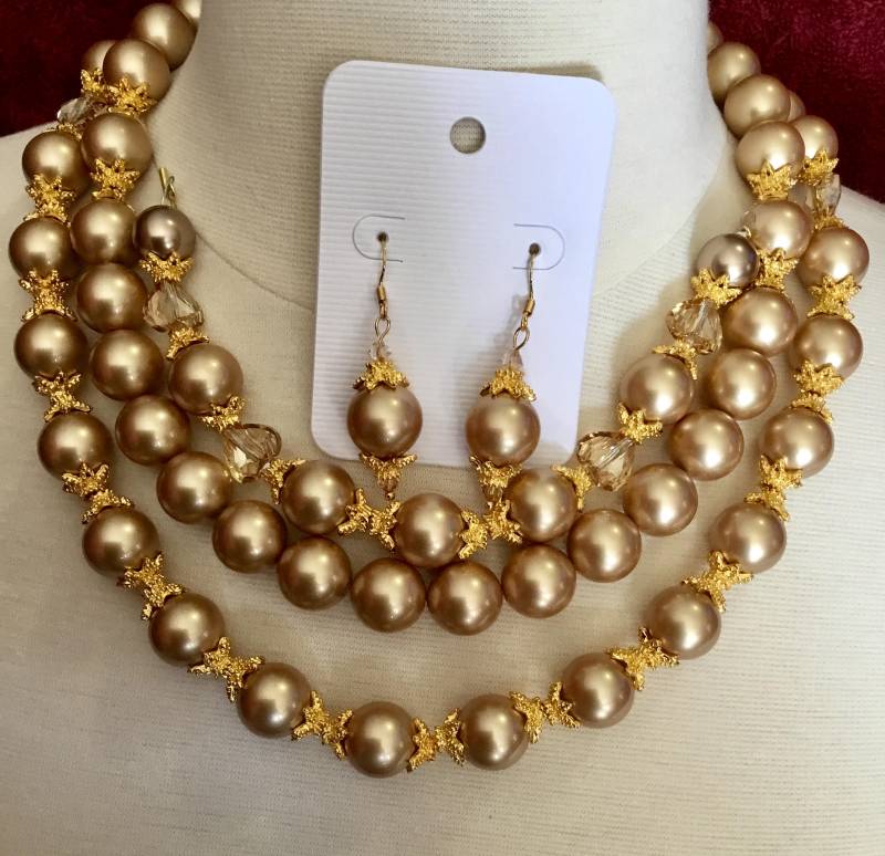 La'faye Regal Designs Von Dana Vantage Gold 2 Strang Halskette, Armbänder Und Ohrringe Set La'faye Regal Designs Von Dana Vantage Gold 2 Strang Halskette, Armbänder Und Ohrringe Set von LaFayeRegalDesigns