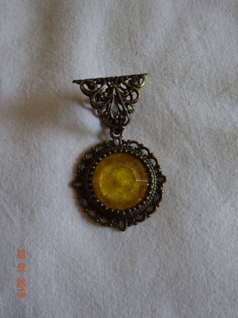 Gelbe Mittelalterliche Anhänger Gelbe Mittelalterliche Anhänger von LaFeeAlienor