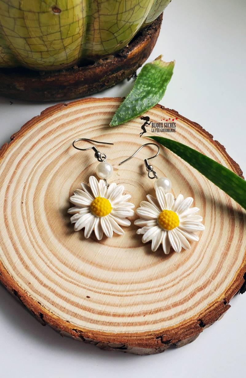 Ohrringe Und Halskette in Form Von Weißen Gänseblümchen, Handmodelliert Aus Fimo - Frühling-Sommer-Schmuck Geschenk Für Mama von LaFeeGourmande