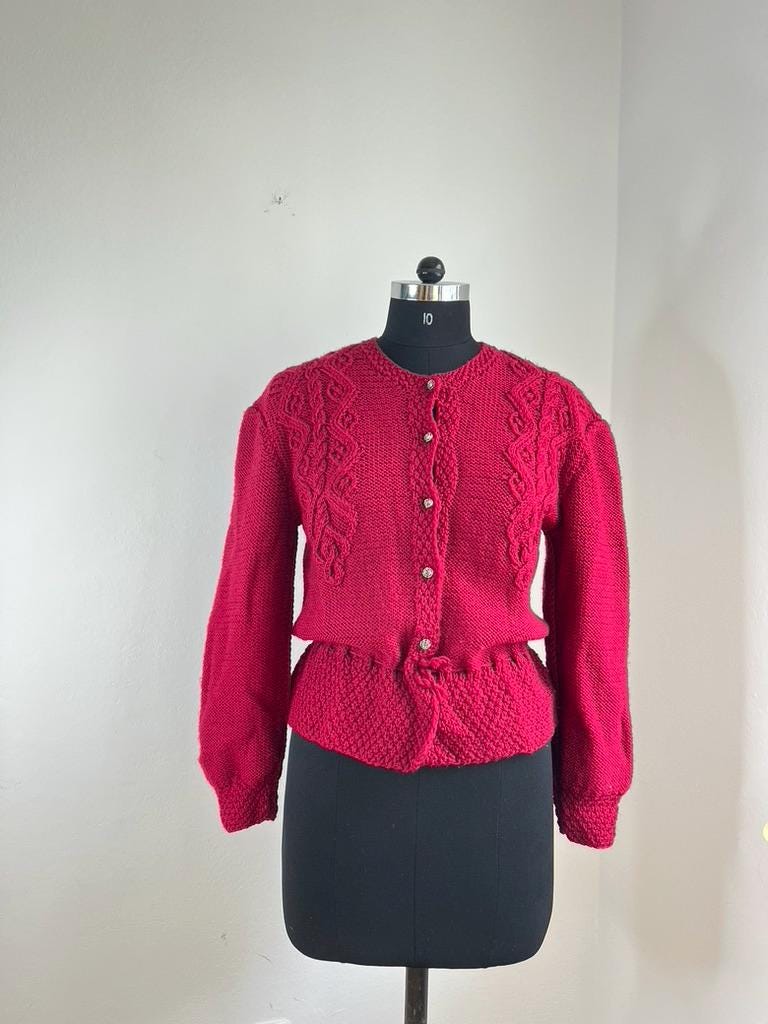 Vintage Weinrot Hand Stricken Cottagecore Strickjacke, Folklore Dirndl Strickjacke von LaFemitageVintage