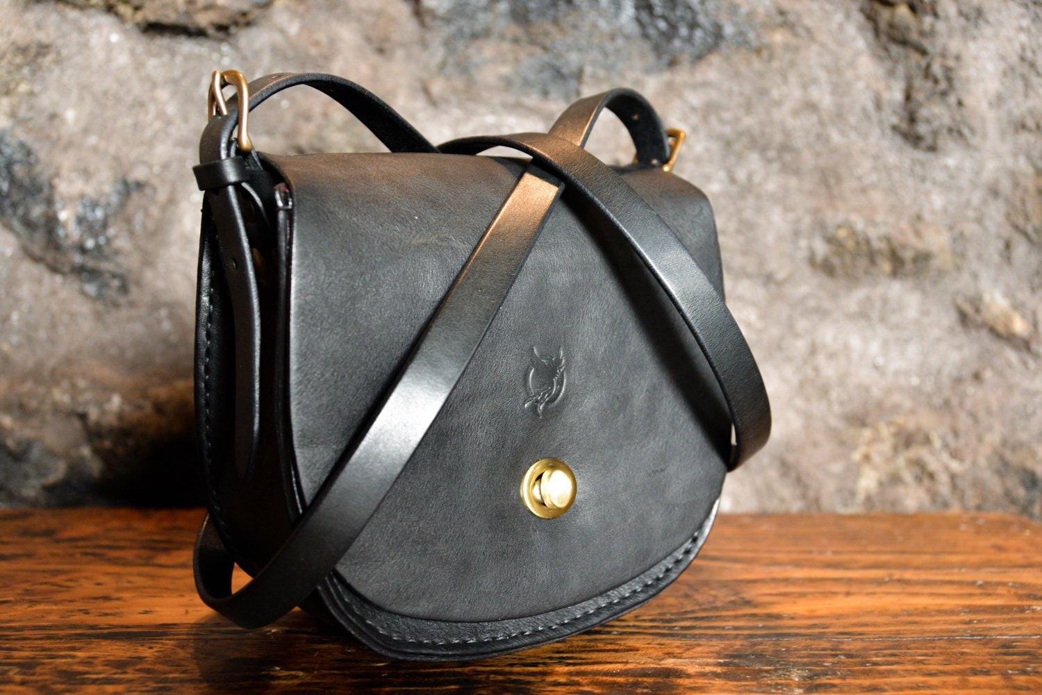 Schwarze Ledertasche, Burgunder Interieur, Damen-stil, Retro-Und Vintage-stil, Schulterriemen, Handgefertigt in Italien Schwarze Ledertasche, Burgunder Interieur, Damen-stil, Retro-Und Vintage-stil, Schulterriemen, Handgefertigt in Italien von LaFeniceArtigianato
