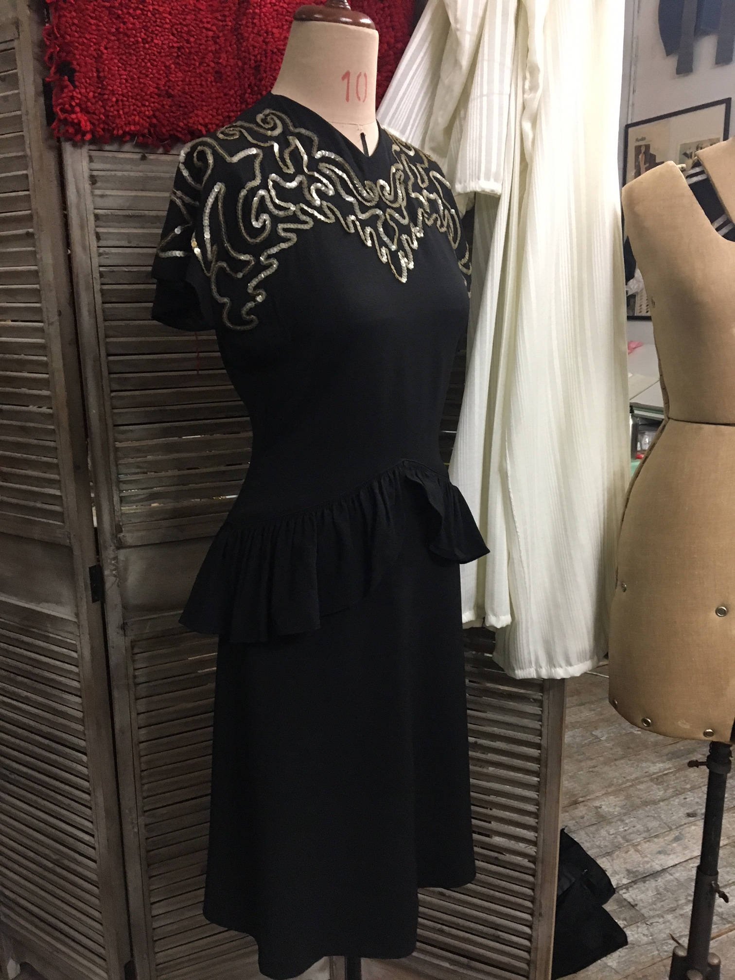 Hollywood Glamour Original Evelyn Alden 1940Er Jahre Ww2-Ära Schwarz Rayon Peplum Kleid Mit Pailletten Trim von LaFeyVintage