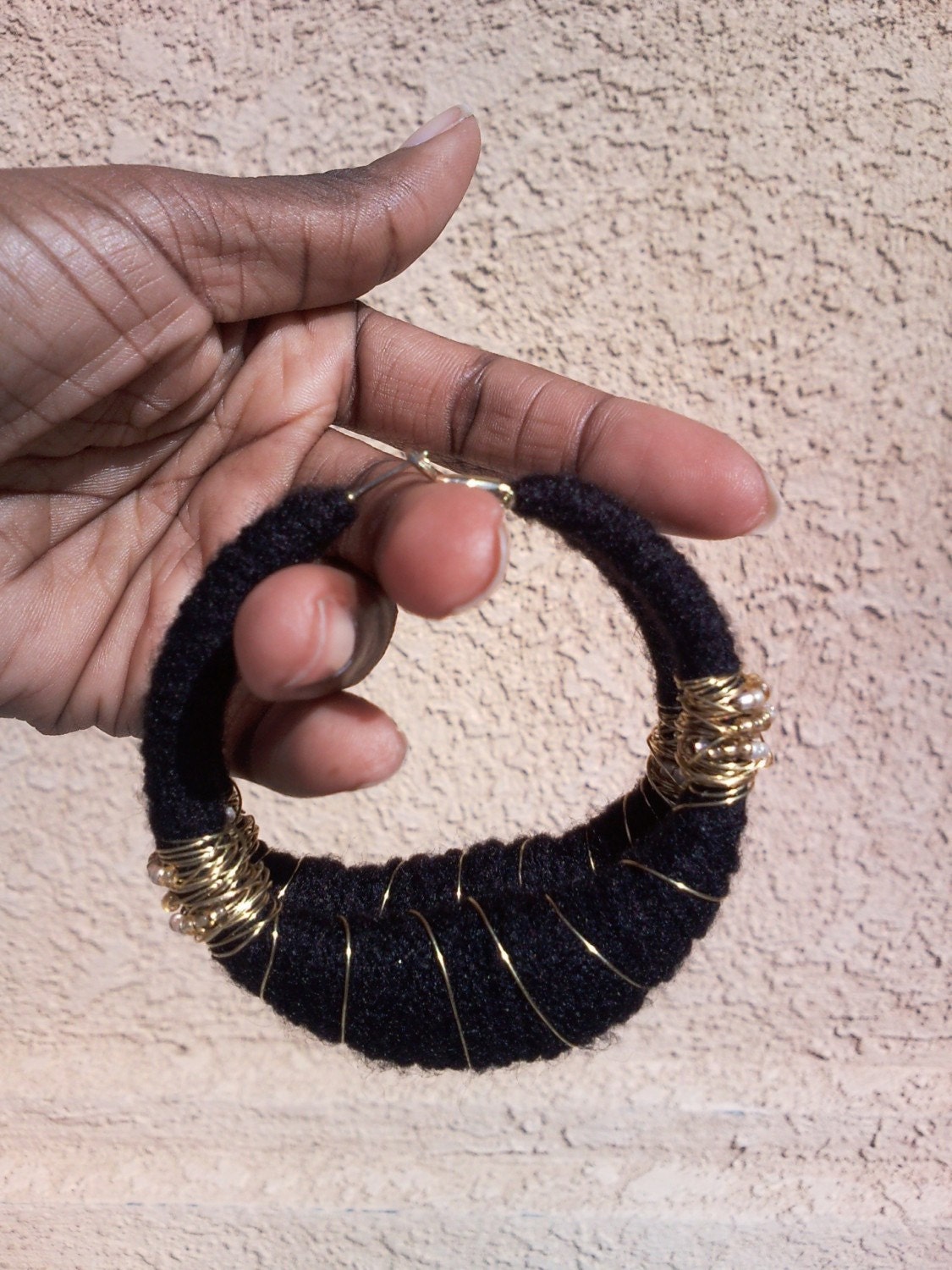 Schwarz Und Gold Yarn Ohrringe Lg von LaFleurArtistique