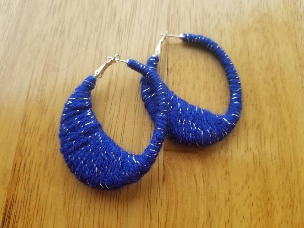 Silberstreifen Große, Garn Gewickelte Ovale Creolen von LaFleurArtistique