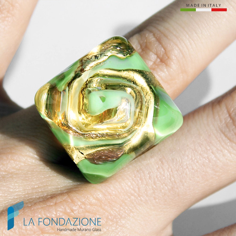 Vortice Cube Ring Mit Handgefertigtem Aventurin Aus Muranoglas Und Geschenkbox Vortice Cube Ring Mit Handgefertigtem Aventurin Aus Muranoglas Und Geschenkbox von LaFondazioneMurano