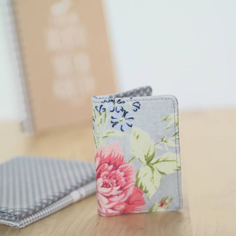 Blaue Tür Mit Floralen Motiven von LaGrangeADoudous