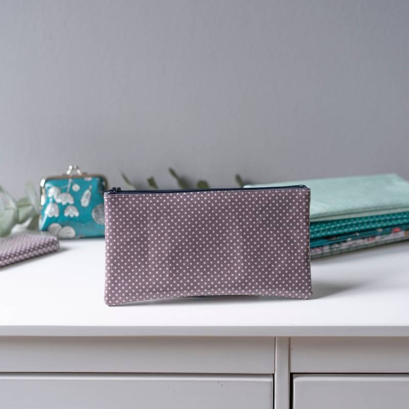 Lila Bleistift Kit Mit Weißen Tupfen von LaGrangeADoudous