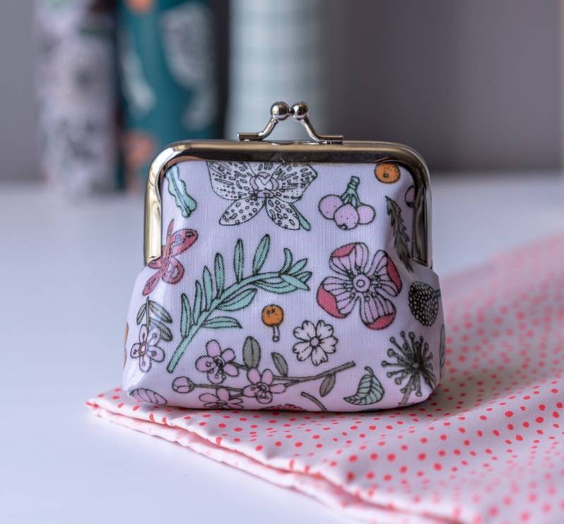 Lila Retro Geldbörse Mit Blumen | 2 Größen von LaGrangeADoudous