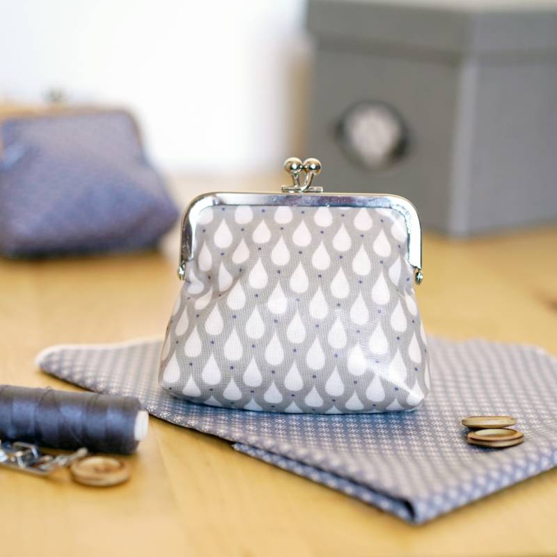 Retro-Münze Mit Weißen Tropfen | 2 Dimensionen von LaGrangeADoudous