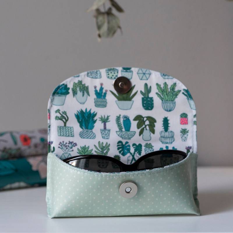 Seegrünes Brillenetui Mit Weißen Punkten von LaGrangeADoudous