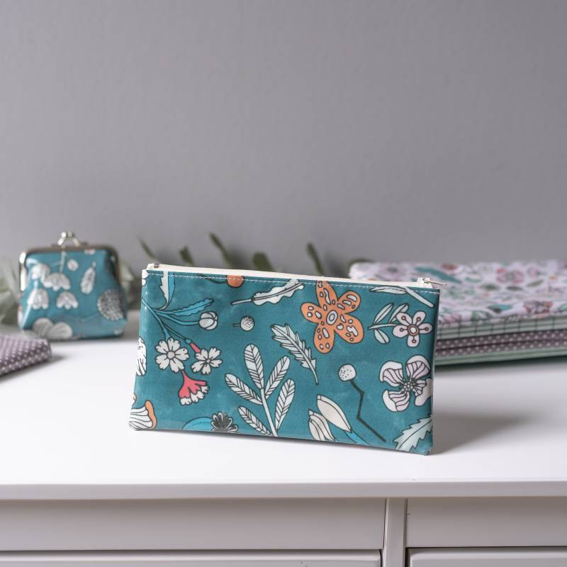 Smaragdgrünes Bleistift-Kit Mit Blumen von LaGrangeADoudous