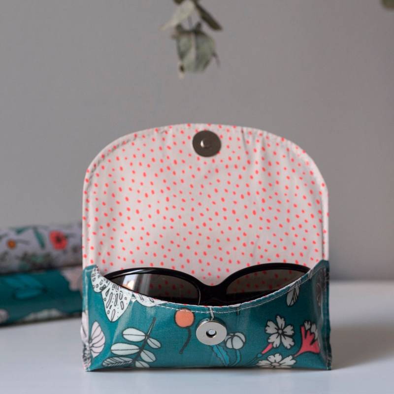 Smaragdgrünes Brillenetui Mit Blumenmuster von LaGrangeADoudous