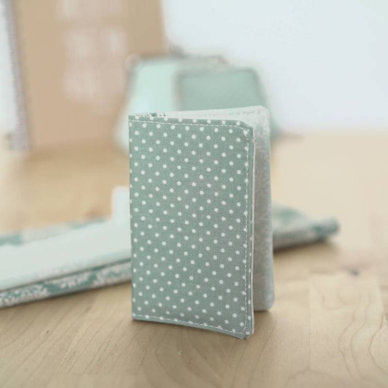 Tür Mit Weißen, Gepunkteten Blauen Karten von LaGrangeADoudous