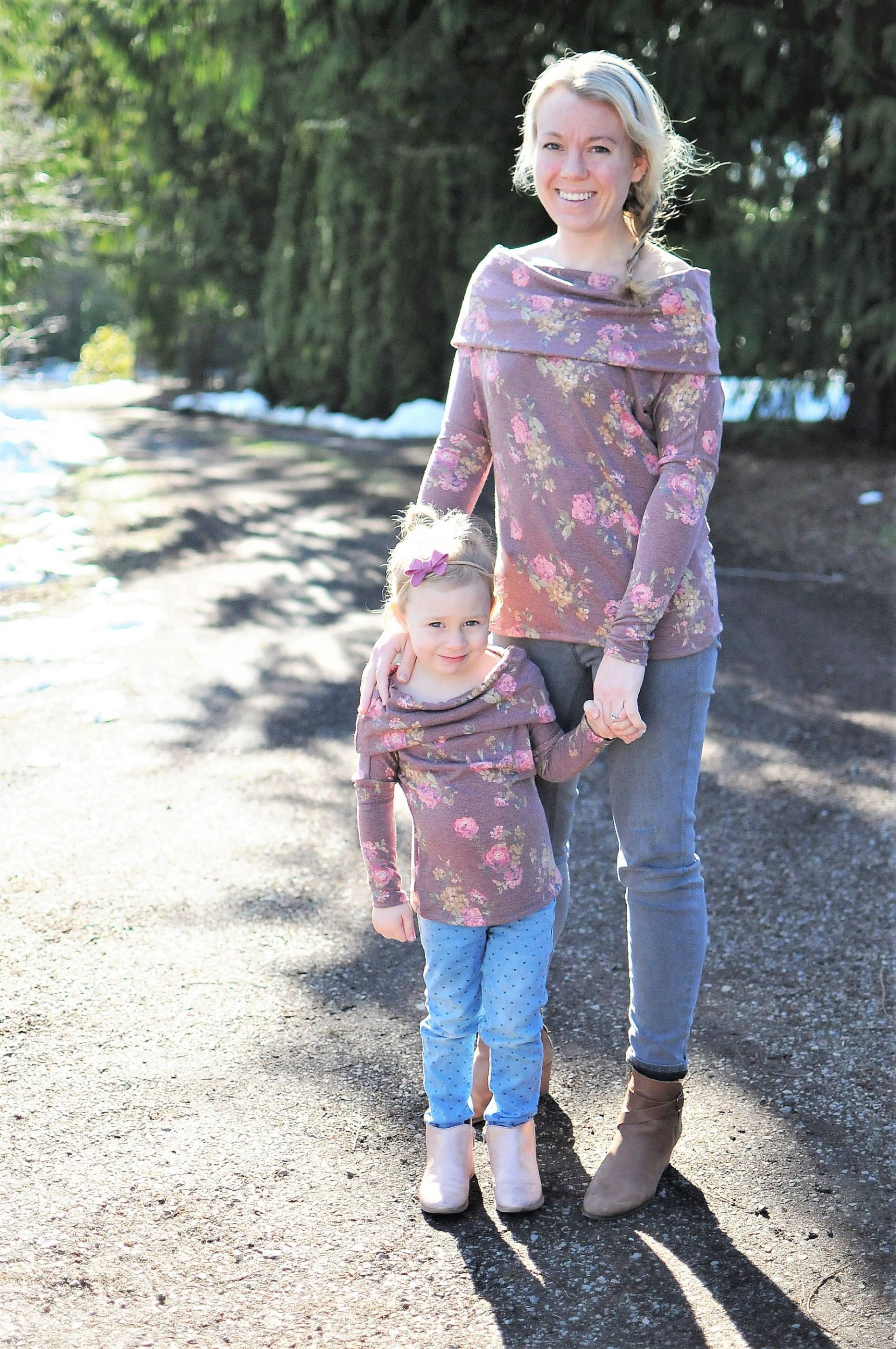 Mama Und Mich Pullover, Shirts, Outfit, Blumen, Fallen, Cowl Über Die Schulter von LaIslaBoutique