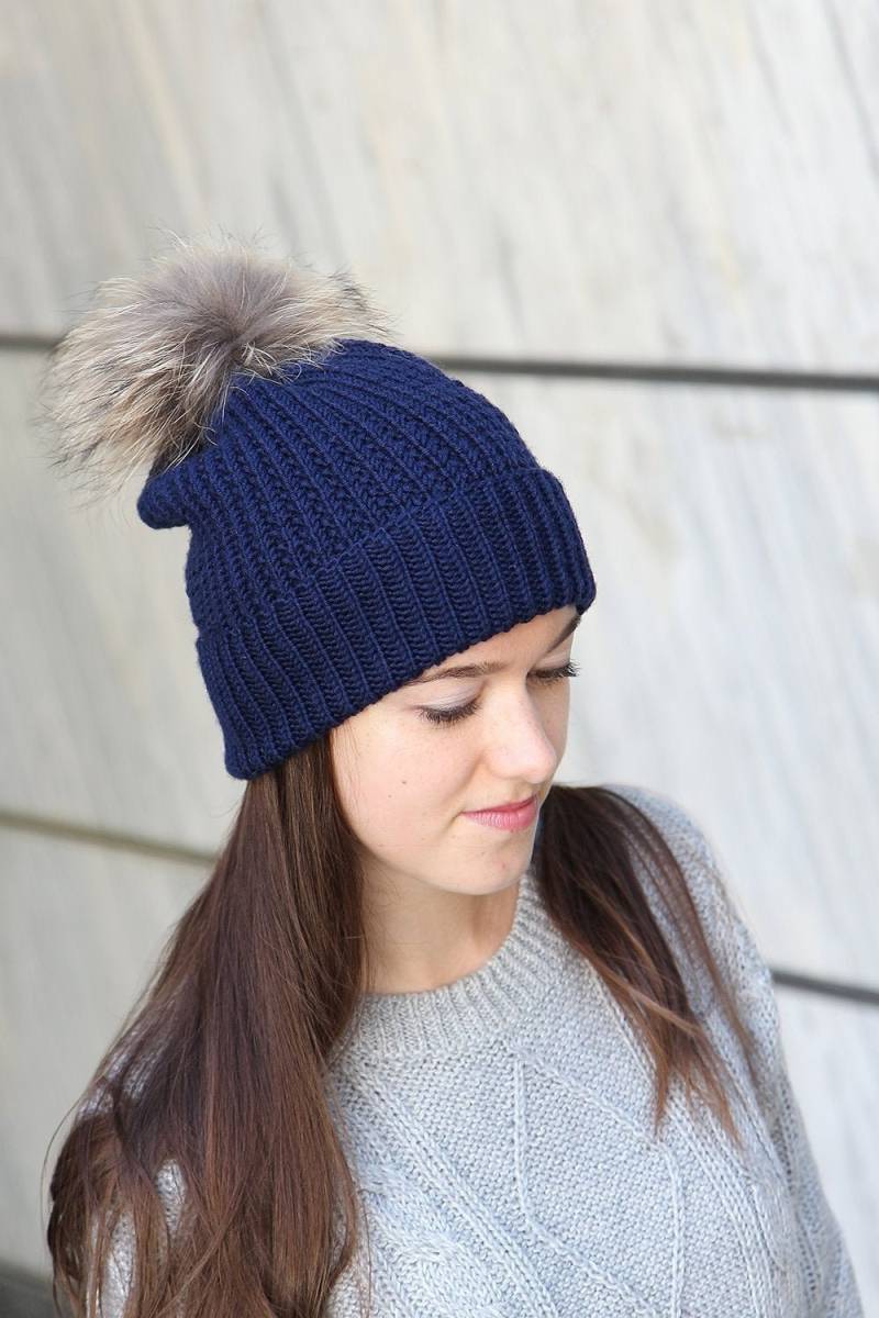 Dunkelblau Damen Hut, Winter Mütze Mit Pom Pom, Echtpelz Hut Für Frauen/Sofort Versandfertig von LaKnitteria