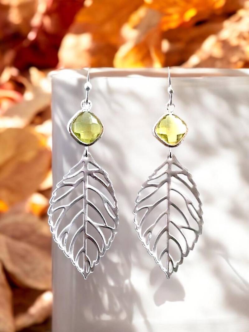 Apfelgrüne Blatt Ohrringe Silberner Brautschmuck von LaLaCrystal