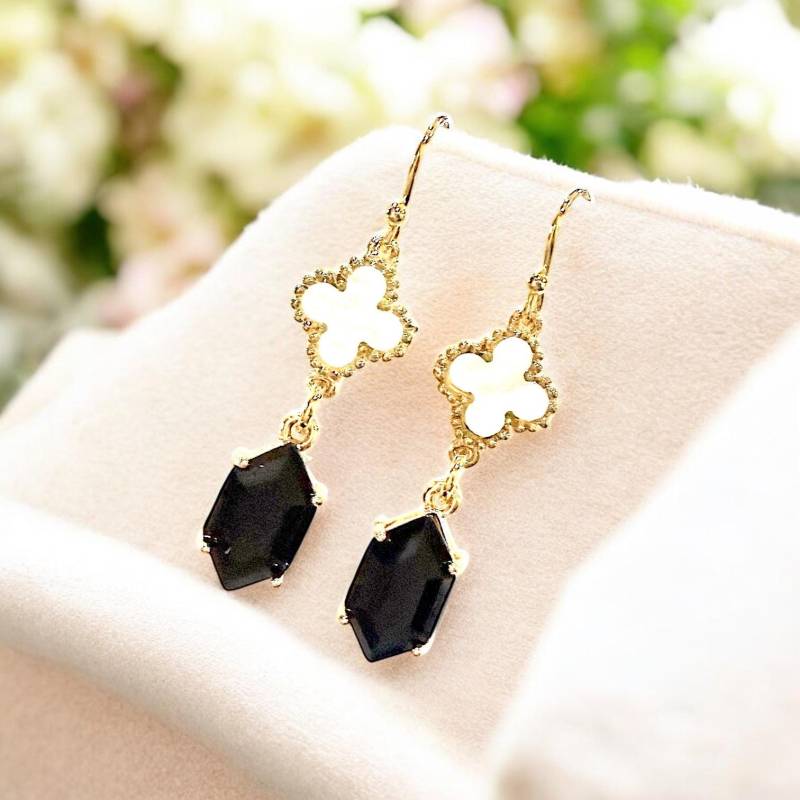Weiße Perle Blume Und Schwarzer Onyx Ohrringe Braut Hochzeit Schmuck von LaLaCrystal