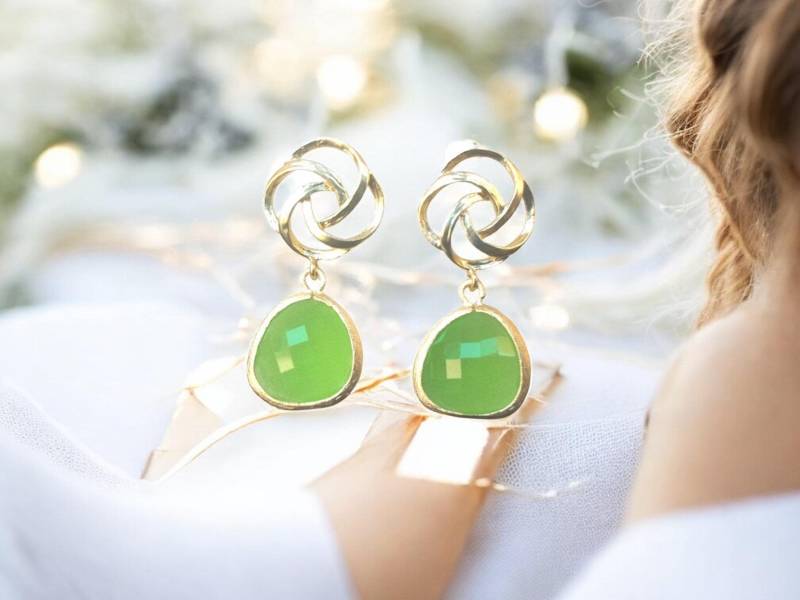 Gold Windrad Peridot Tropfen Ohrringe Silver Post Brautschmuck von LaLaCrystal