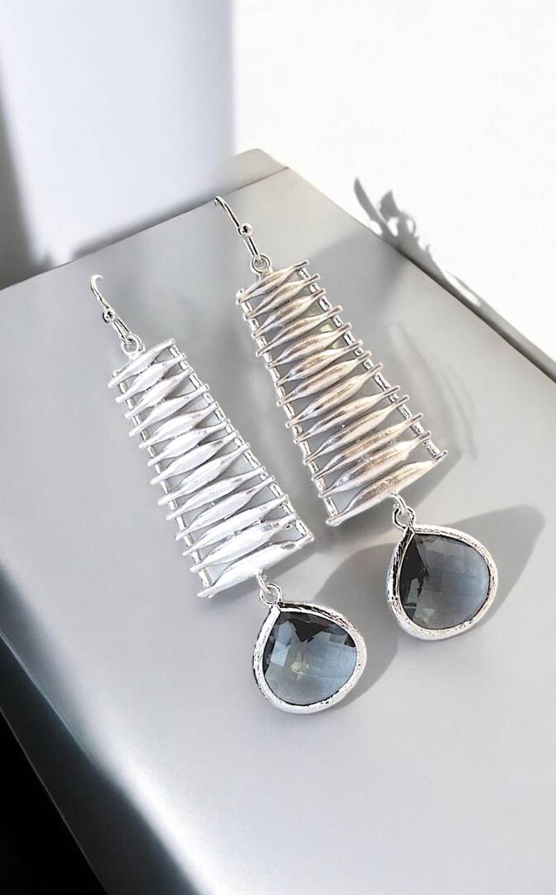 Graue Hängeohrringe Messing Versilbert, Moderner Brautschmuck von LaLaCrystal