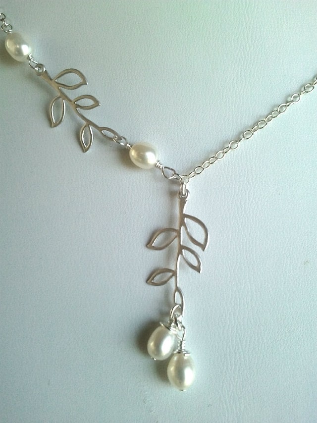 Handgemachte Perlen Lariat Kette Matte Silber Blätter Hochzeitsschmuck von LaLaCrystal