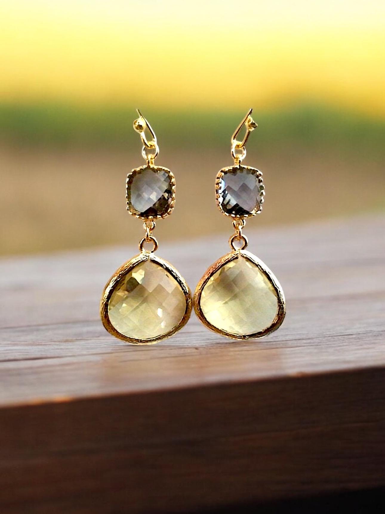 Zitronengraue Glastropfen Ohrringe Vergoldeter Brautschmuck von LaLaCrystal