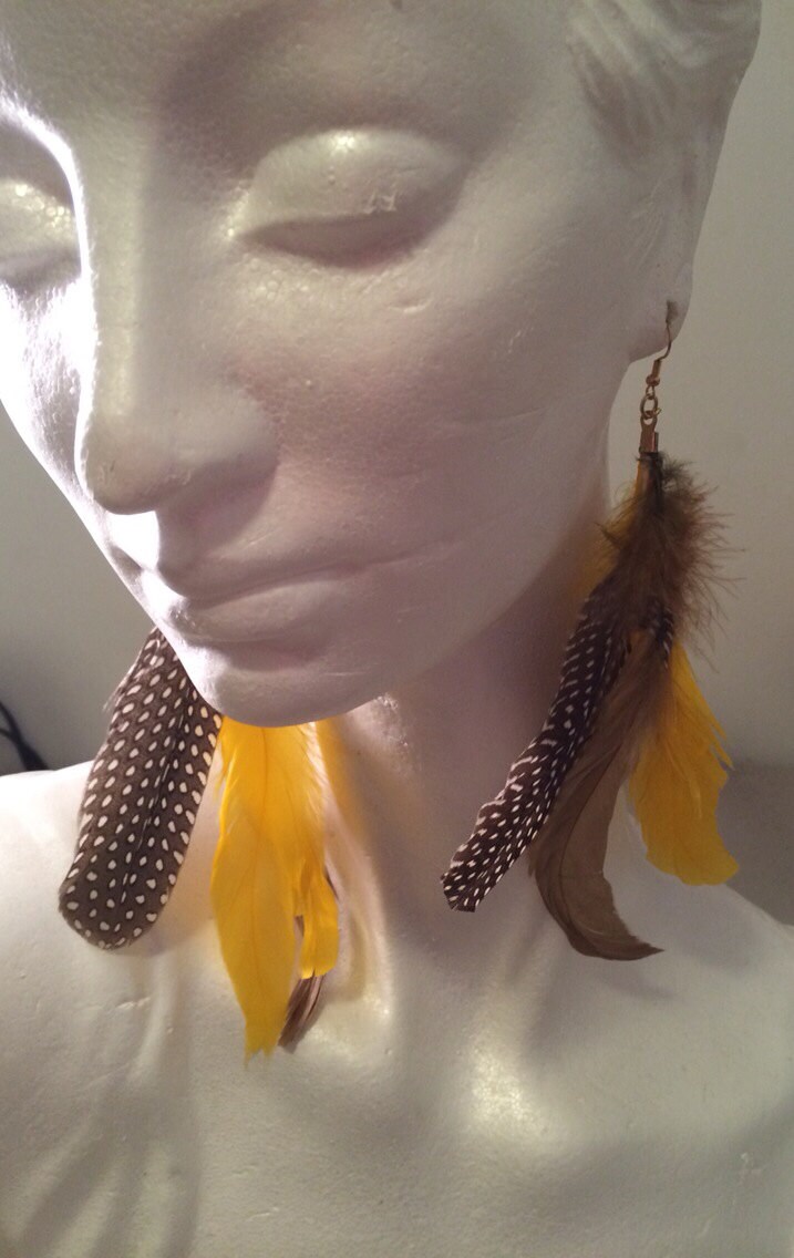 Handgemachte Große Feder-Ohrringe in Schwarz, Weiß, Gelb Und Braun von LaLaReaRea