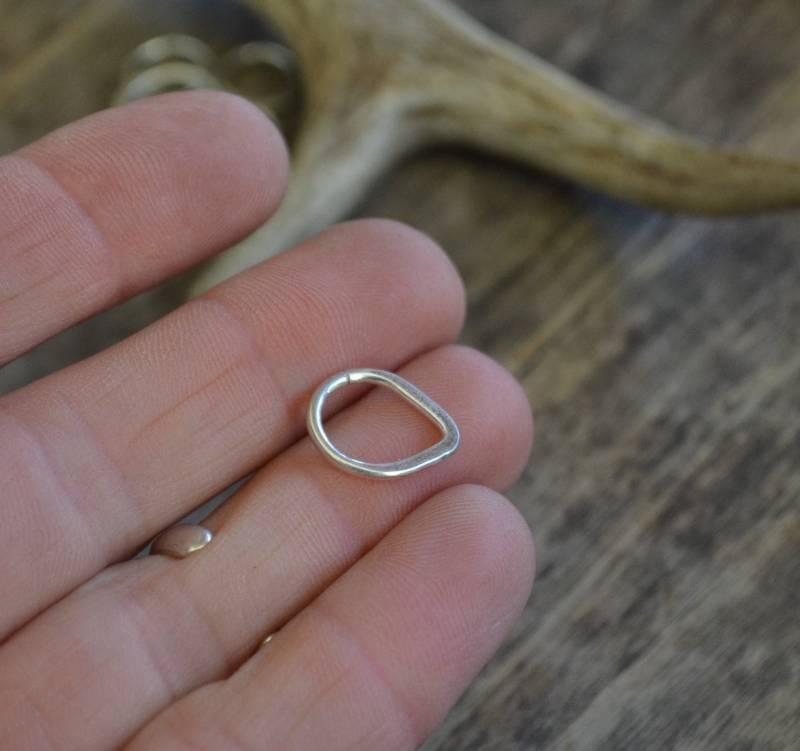Einfache Sterling Septum Ring Messen 16 V-Form-Septum-Reifen, Dreieckigen Reifen, Strukturierte Ring, Reifen Einfache Sterling Septum Ring Messen 16 V-Form-Septum-Reifen, Dreieckigen Reifen, Strukturierte Ring, Reifen von LaLancia