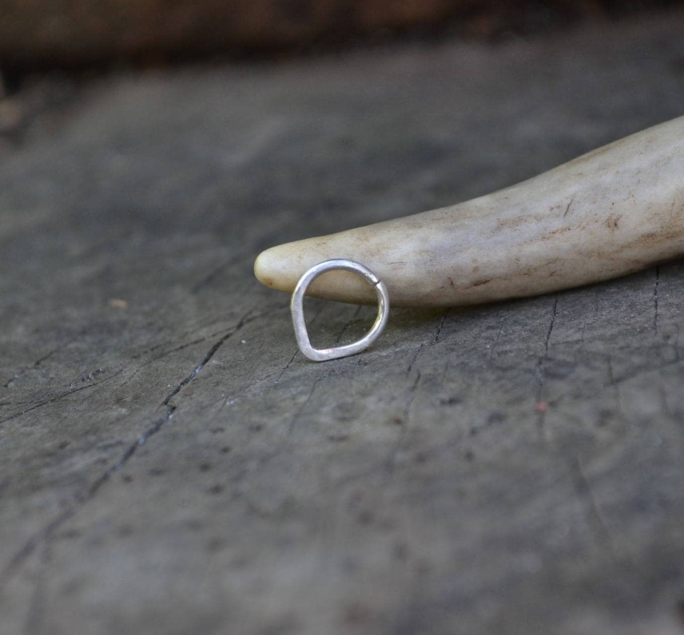 Einfacher Sterling Septum Ring, 16 Gauge V-Form Reifen, Dreieckiger Strukturierter Reifen von LaLancia