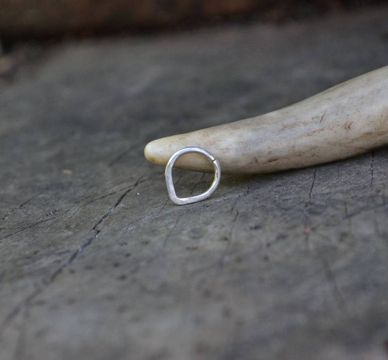Einfacher Sterling Septum Ring, 16 Gauge V-Form Reifen, Dreieckiger Strukturierter Reifen Einfacher Sterling Septum Ring, 16 Gauge V-Form Reifen, Dreieckiger Strukturierter Reifen von LaLancia