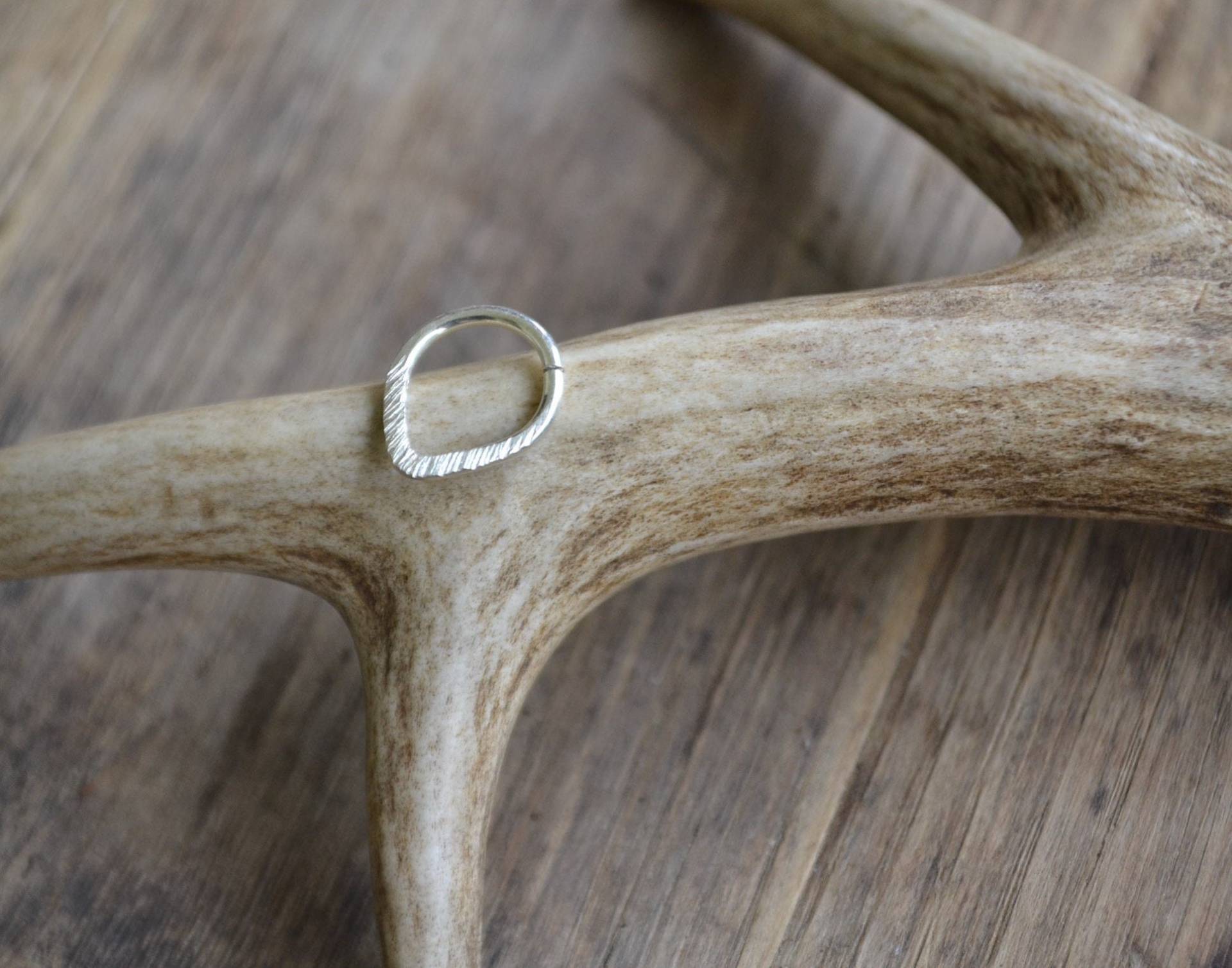Schlichte Sterling Ring, 16 Gauge Septum V Form Hoop, Dreieckiger Strukturierter Hoop von LaLancia