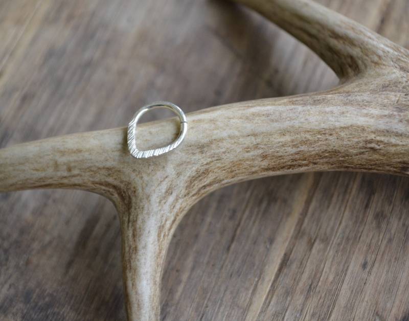 Schlichte Sterling Ring, 16 Gauge Septum V Form Hoop, Dreieckiger Strukturierter Hoop Schlichte Sterling Ring, 16 Gauge Septum V Form Hoop, Dreieckiger Strukturierter Hoop von LaLancia