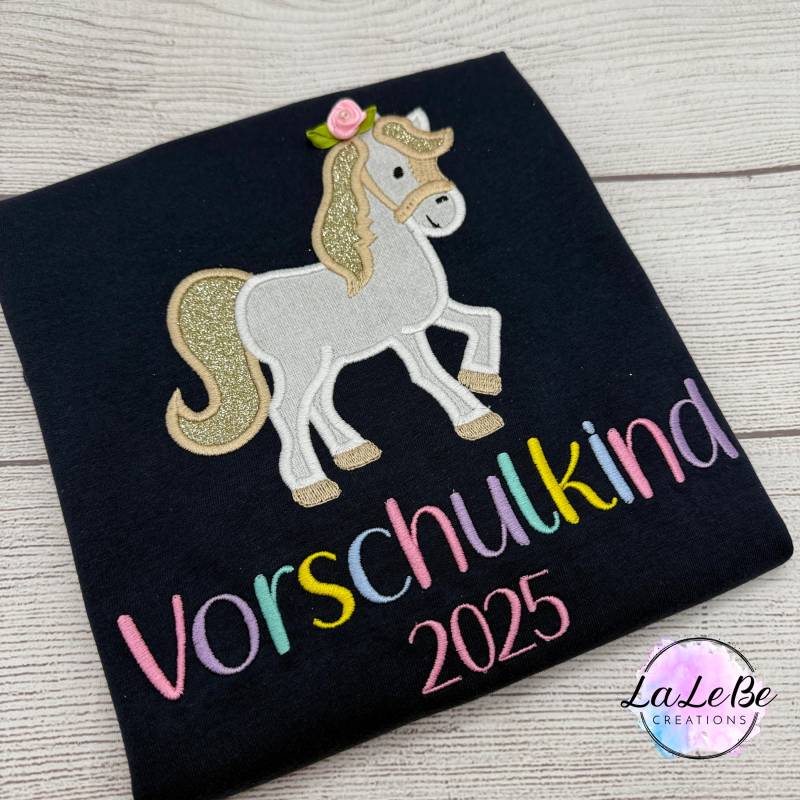 Besticktes Vorschulkind 2025 Shirt | Pferd Mit Glitzer & Regenbogen-Schrift von LaLeBeCreations