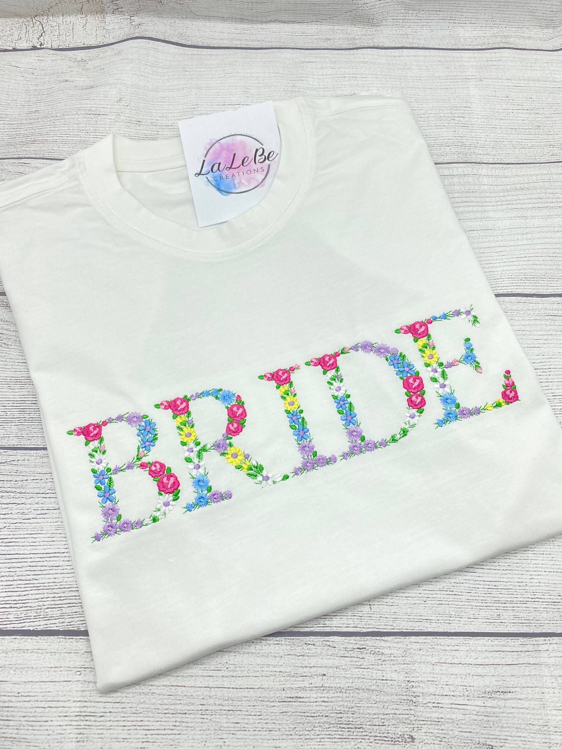 Braut T-Shirt Bestickt, Junggesellinnenabschied Outfit von LaLeBeCreations