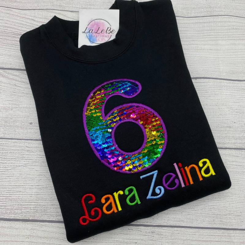 Geburtstagspullover Mit Regenbogen-Pailletten Und Besticktem Namen von LaLeBeCreations